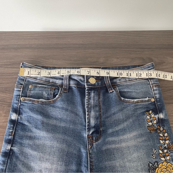 Stradivarius High-waisted Medium Blue Skinny Flower Embroidered Jeans - Picture 11 of 13